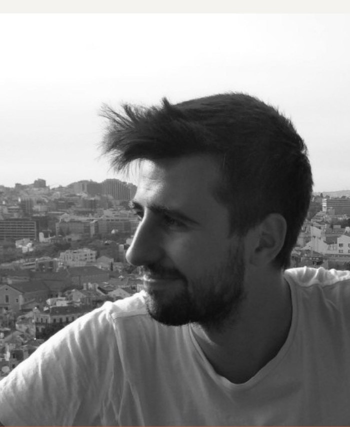 Retrato en blanco y negro de Carlos Segundo de perfil, con la ciudad al fondo