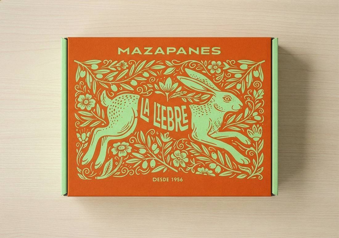 Caja de mazapanes La Liebre vista frontal sobre mesa de madera