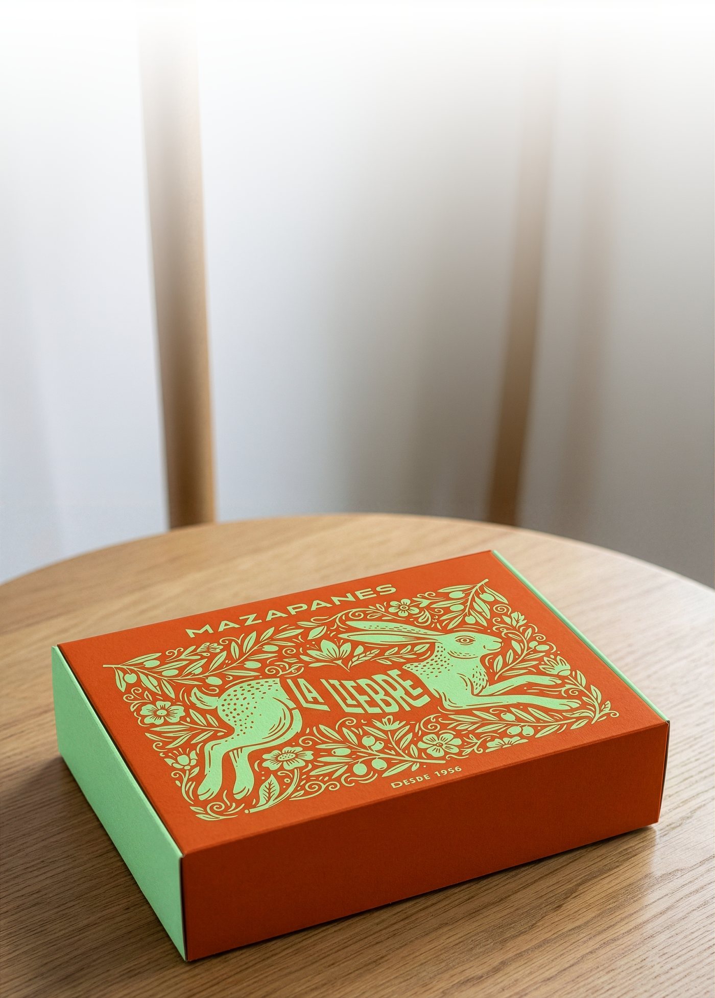 Caja de mazapanes La Liebre con producto visible en su interior