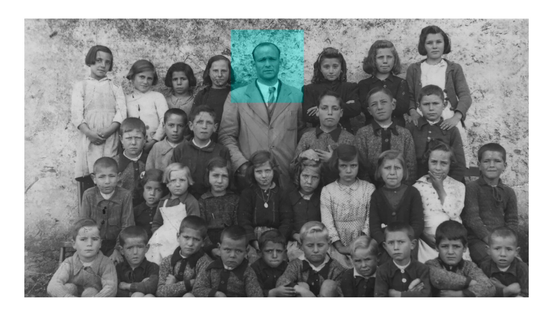 Fotografía histórica en blanco y negro de una clase rural con todos los alumnos posando en filas, y el maestro Antonio Álvarez destacado en el centro mediante un recuadro turquesa