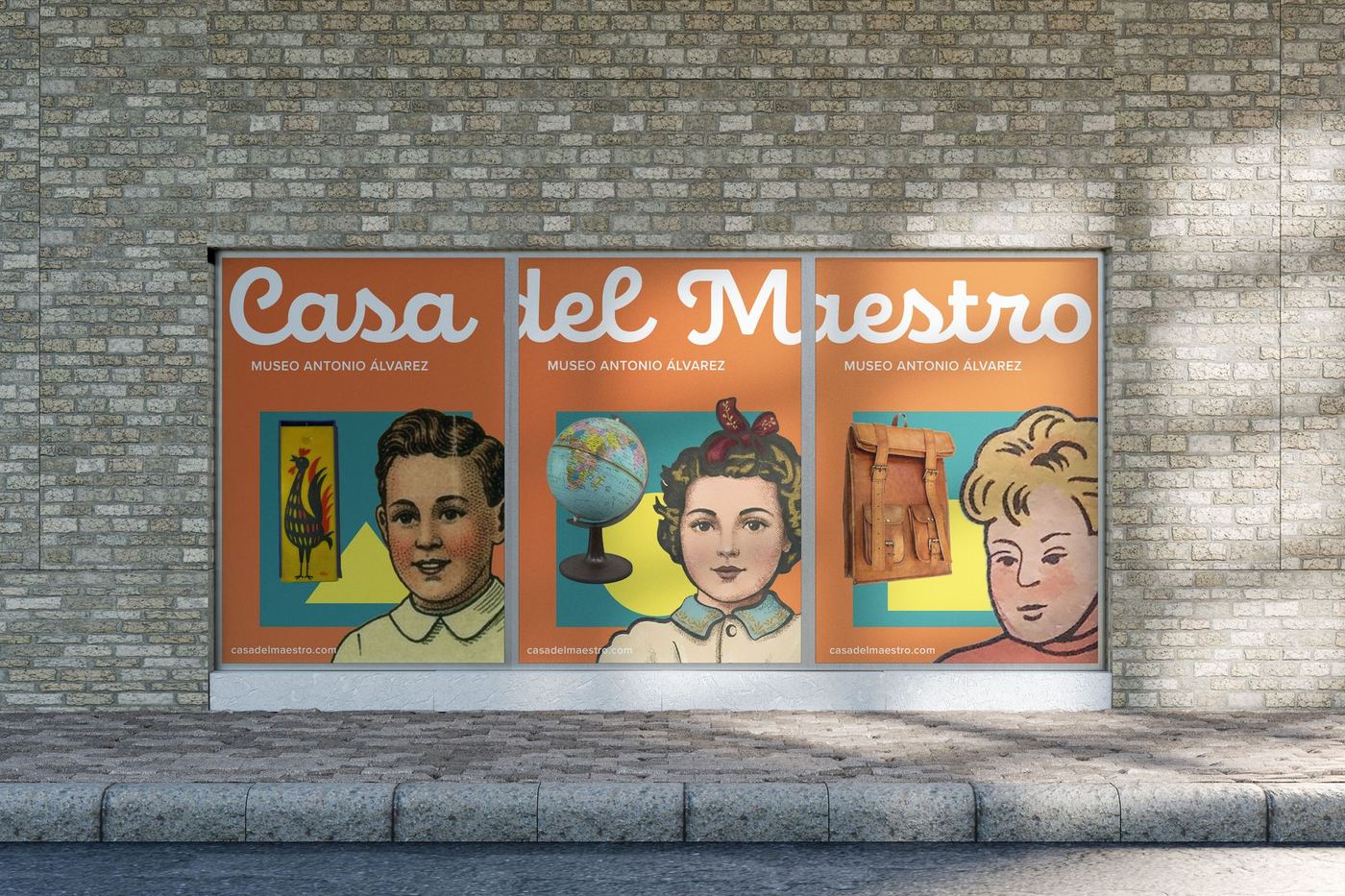 Tríptico de carteles del museo instalados en escaparate con muro de piedra del pueblo: tres niños distintos con elementos escolares —cuadro del gallo, globo terráqueo, mochila de cuero— bajo la cabecera «Casa del Maestro · Museo Antonio Álvarez»