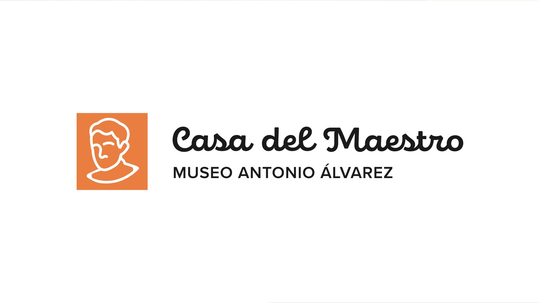 Lockup horizontal aislado: isotipo del perfil del alumno en cuadrado naranja a la izquierda, cabecera «Casa del Maestro» en cursiva blanca y descriptor «Museo Antonio Álvarez» en sans-serif a la derecha