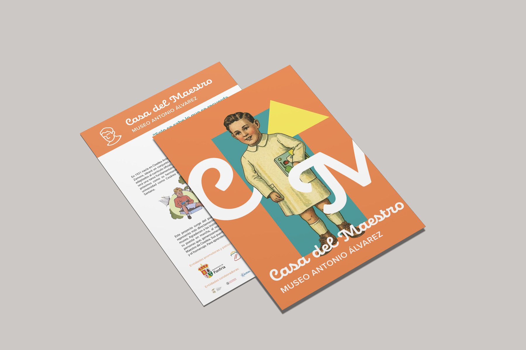 Folleto díptico A5 sobre fondo gris: portada con la pieza emblema del niño con monograma CM, y reverso desplegado con texto biográfico, mapa regional y barra inferior de logos de patrocinadores institucionales
