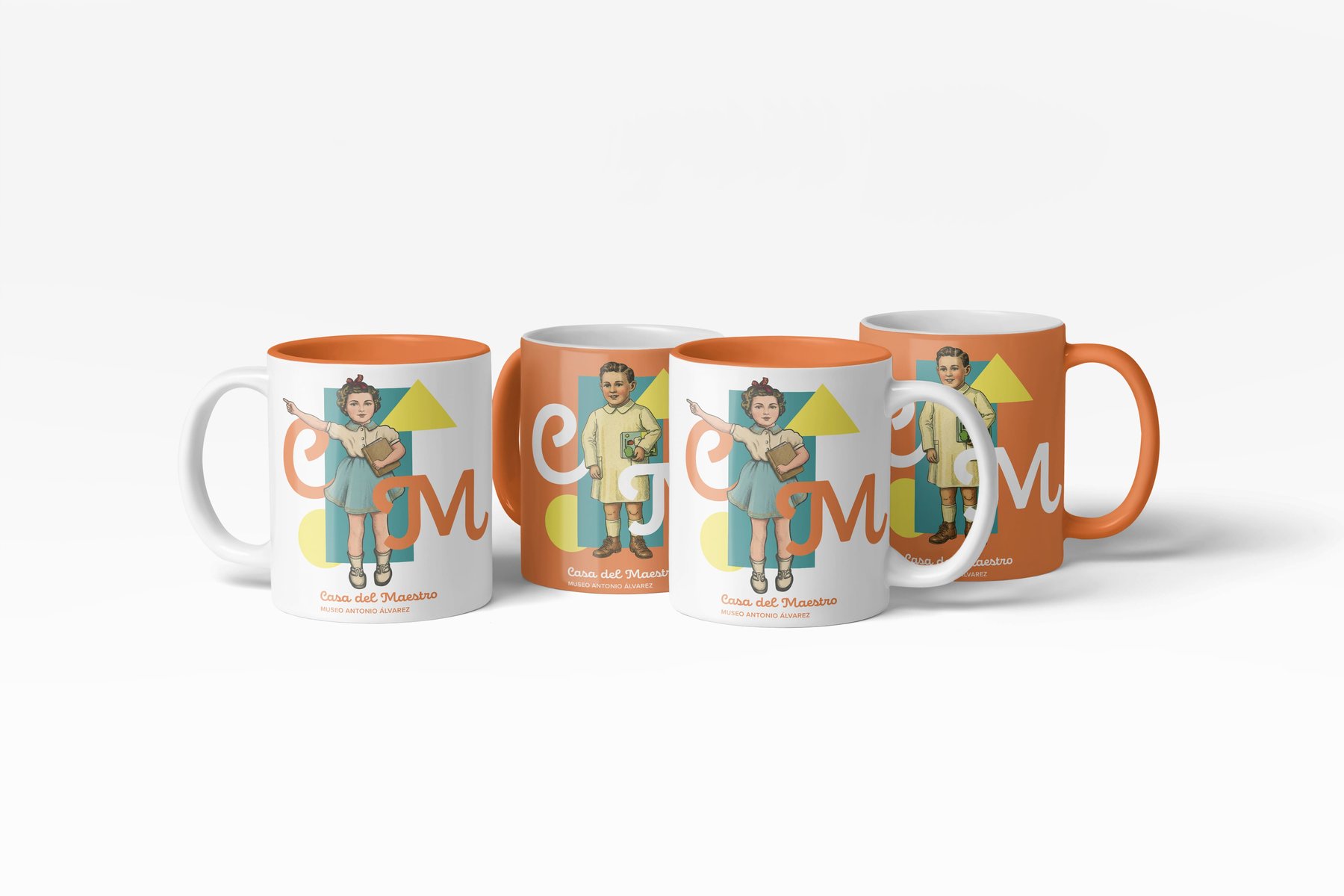 Cuatro tazas alineadas en escaparate, cada una con un personaje ilustrado distinto e iniciales CM, alternando fondos blanco y naranja según la taza