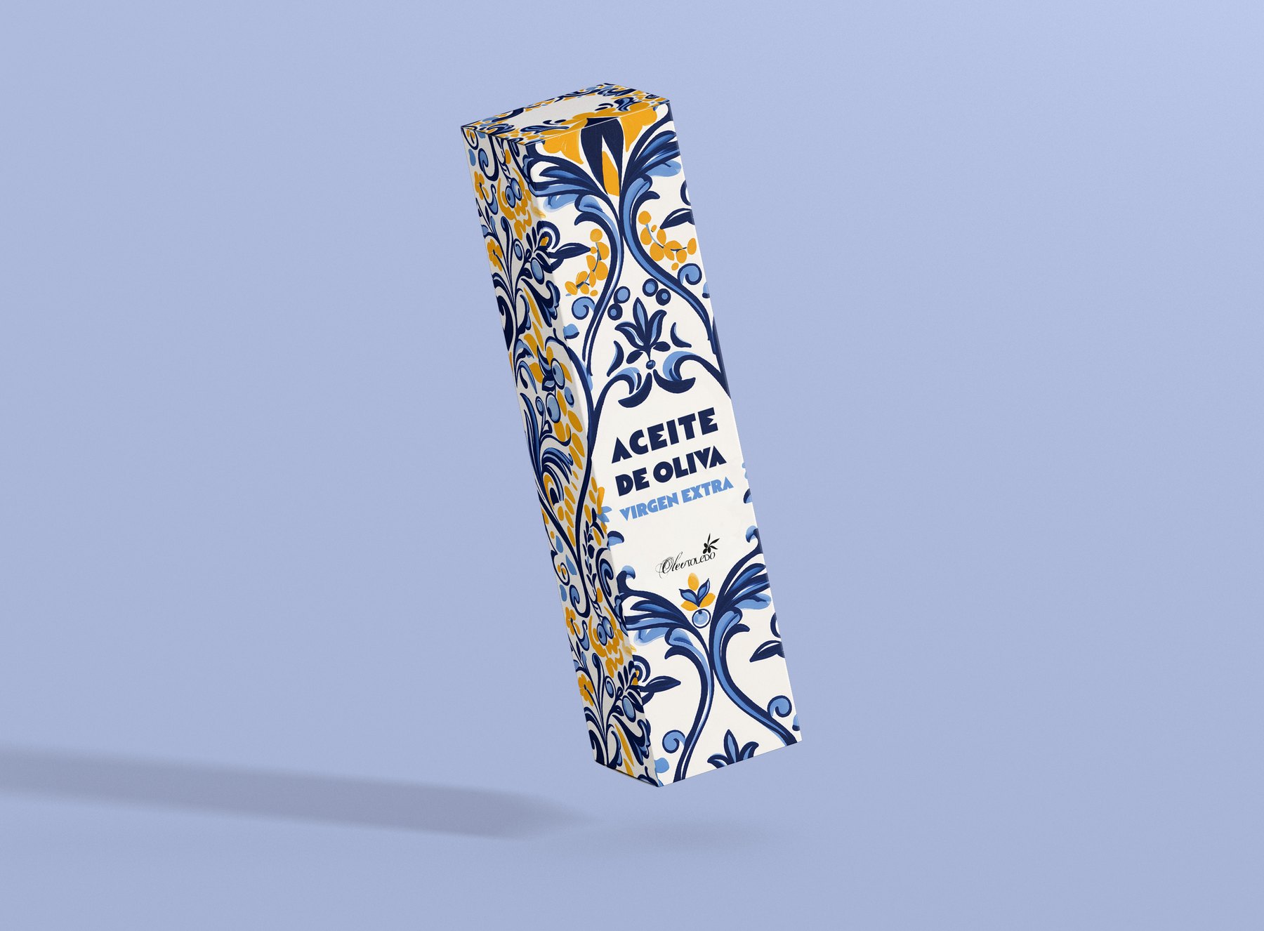 Caja de Oleotoledo en perspectiva isométrica, mostrando dos caras decoradas con composiciones cerámicas distintas en azul cobalto y dorado