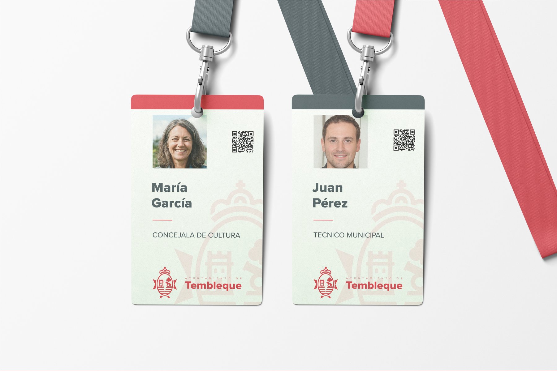 Dos acreditaciones reales con foto y datos del personal municipal: María García, concejala de Cultura, y Juan Pérez, técnico municipal, con código QR y escudo institucional