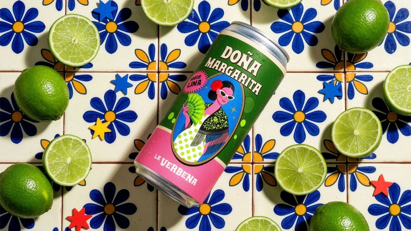 Doña Margarita sabor lima: lata sobre composición de limas y azulejo azul cobalto