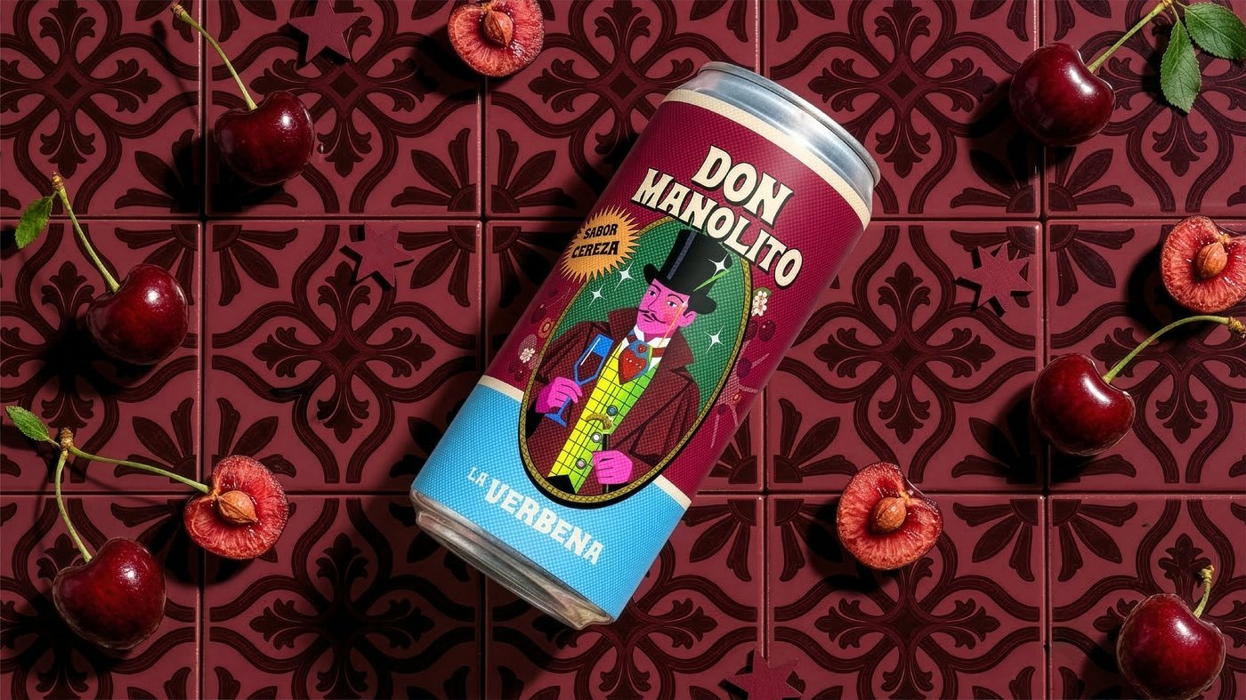 Don Manolito sabor cereza: lata sobre composición de cerezas y azulejo granate